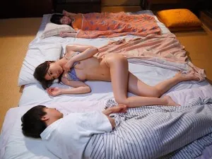 Người đẹp nhất [Thập Thất Sư Tỷ] bị giữ trên bàn và bị bạn tình của mình thâm nhập từ phía sau, với tất đen, đôi chân đẹp và mông gợi cảm