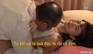 Nhìn người vợ sắp cưới bị nhân viên đấm bóp trả bài ngay bên cạnh