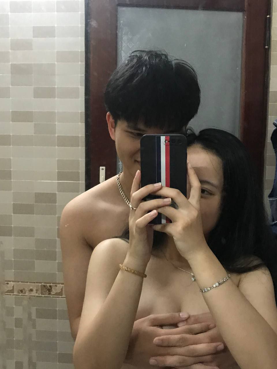 để trả đũa ông chồng địt trộm, người vợ vụng trộm cho bệnh nhân làm tình khi người chồng đang phía sau